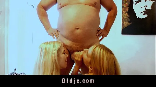 XXX Fat old man rimmed and sucked by two blonde teens varmt rør