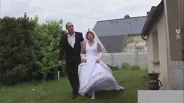 XXX Granny fisted with wedding dress θερμός σωλήνας