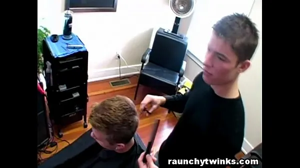 XXX Horny Gay Blows His Cute Hairdresser At The Salon Tabung hangat