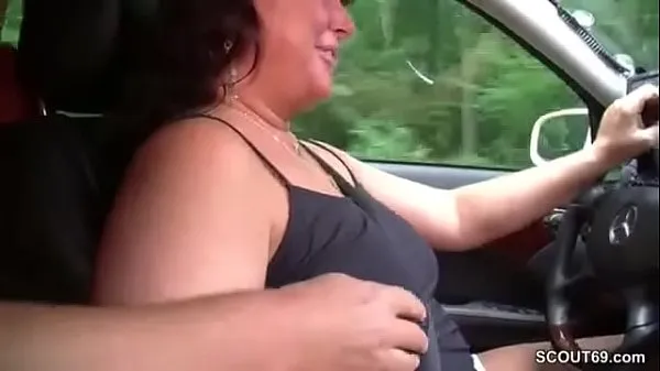XXX MILF taxi driver lets customers fuck her in the car warme buis
