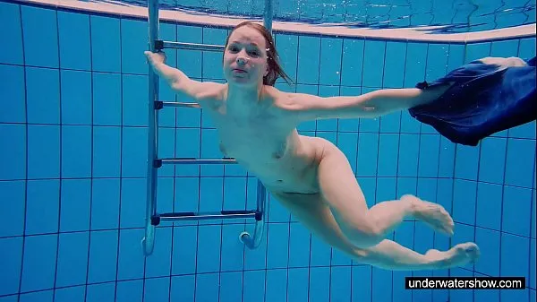 XXX Teen girl Avenna is swimming in the pool varmt rør