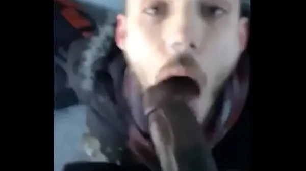 XXX White guy sucking a big fat black cock outside 따뜻한 튜브