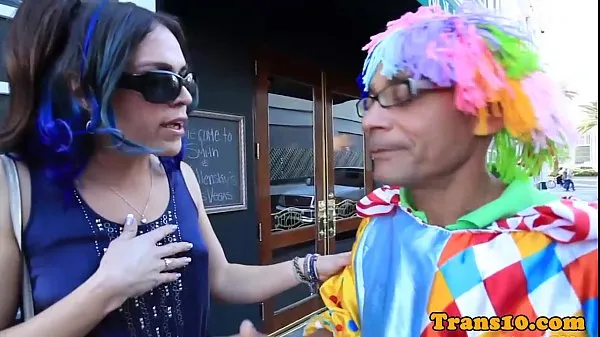 XXX Purplehaired tranny riding on clowns dong warme buis