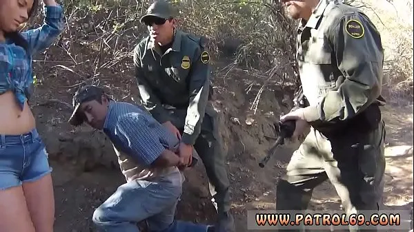 XXX Hot police woman xxx Mexican border patrol agent has his own ways to meleg cső