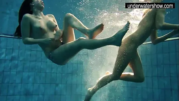 XXX Two sexy amateurs showing their bodies off under water หลอดอุ่น