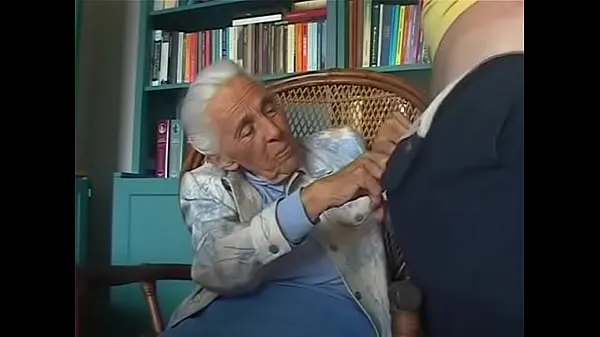 XXX 92-years old granny sucking grandson warme buis
