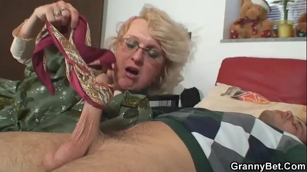 XXX Shaved pussy grandma pleases young boy θερμός σωλήνας