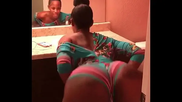 XXX sexy black girl twerking varmt rør