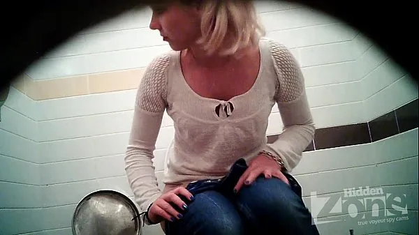 XXX Successful voyeur video of the toilet. View from the two cameras varmt rør