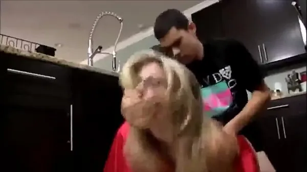 XXX Young step Son Fucks his Hot stepMom in the Kitchen گرم ٹیوب