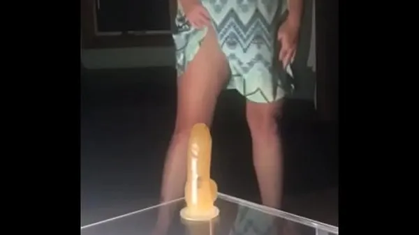 XXX Amateur Wife Removes Dress And Rides Her Suction Cup Dildo varmt rør