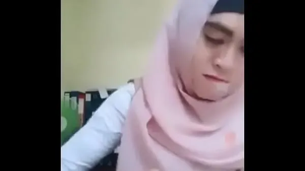 XXX Indonesian girl with hood showing tits teplá trubice