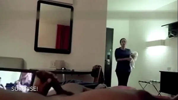XXX Hotel Maid Catches Him Jerking and Watches Him Cum Tabung hangat