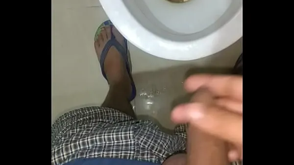 XXX Indian guy uncircumsised dick pees off removing foreskin Tiub hangat