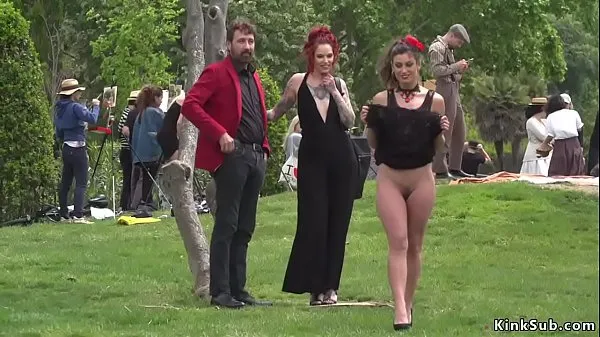 XXX Butt naked slave walked in the park varmt rør