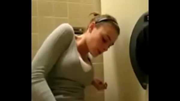 XXX Quickly cum in the toilet warme buis