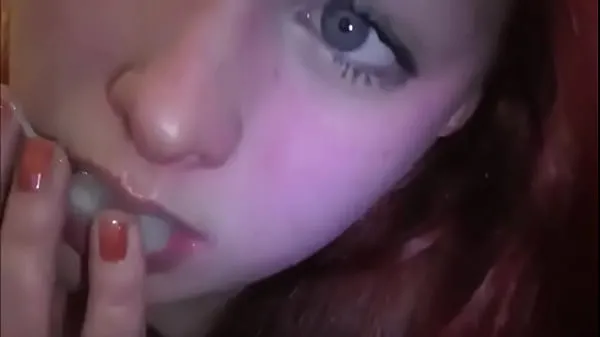 XXX Married redhead playing with cum in her mouth θερμός σωλήνας