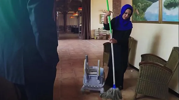 XXX ARABS EXPOSED - Poor Janitor Gets Extra Money From Boss In Exchange For Sex ciepła rurka