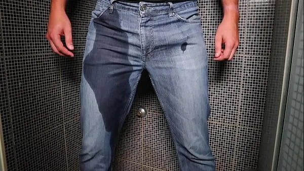 XXX Guy pee inside his jeans and cumshot on end หลอดอุ่น