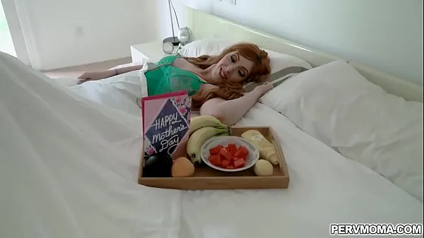 XXX Горячая рыжая милфа Лорен Филлипс получает особый материнский завтрак в постели от пасынка. Она дала ему особую награду, начав горячий минет теплая трубка