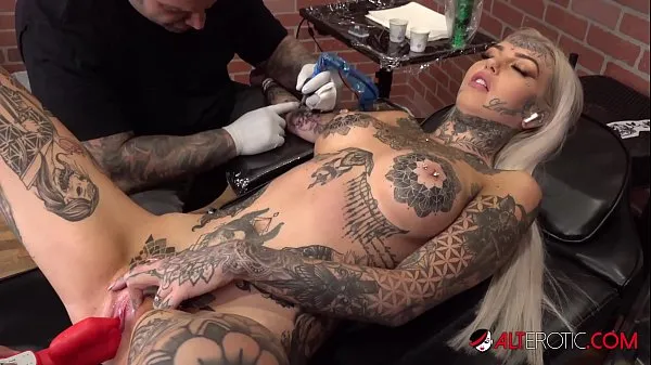 XXX Amber Luke masturbates while getting tattooed varmt rør