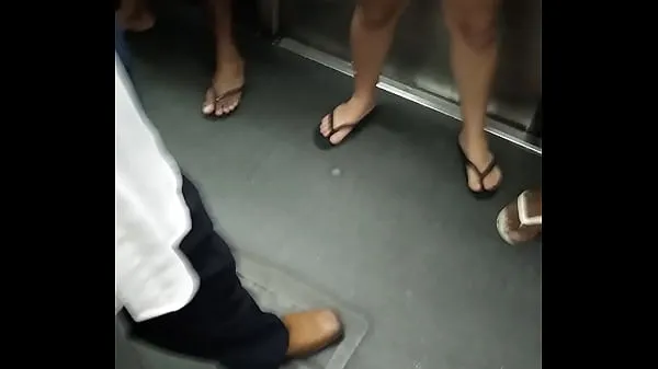 XXX hot girl in shorts in the subway ống ấm áp