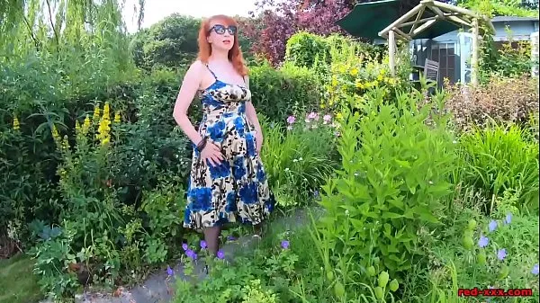 XXX Mature redhead lifts up her dress and fingers herself outdoors الأنبوب الدافئ