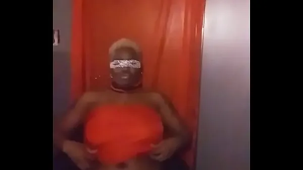 XXX Wearing a chain mask while dancing varmt rør