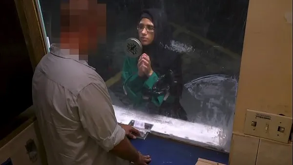 XXX ARABSEXPOSED - Отчаянная арабская женщина трахает слизняки в отеле за деньги теплая трубка