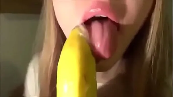 XXX Симпатичная девушка сосет банан с презервативом теплая трубка