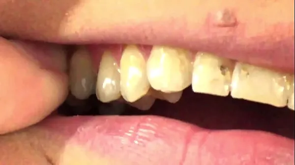 XXX Mouth Vore Close Up Of Fifi Foxx Eating Gummy Bears sıcak Tüp