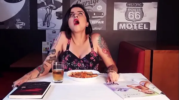 XXX Girl is Sexually Stimulated While Eating At Restaurant θερμός σωλήνας