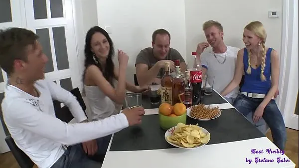XXX A lunch with friends turns into a fantastic orgy between cocks and pussies Tiub hangat