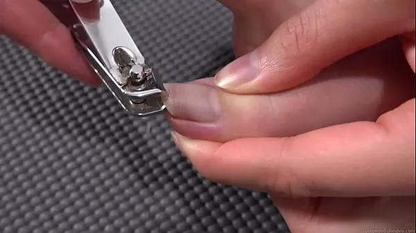 XXX Woman cutting toenails varmt rør