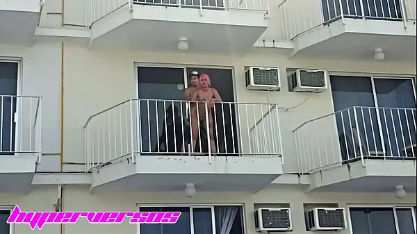 XXX Hot couple starts to fuck on the balcony of the hotel in Acapulco, the waitress notices it and doesn't say anything to them θερμός σωλήνας