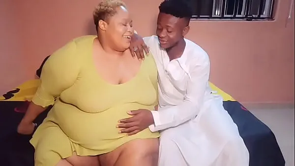 XXX AfricanChikito Fat Juicy Pussy opens up like a GEYSER teplá trubica