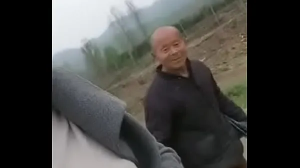 XXX The kinky baby seduce the old man to find pleasure in the wild ống ấm áp