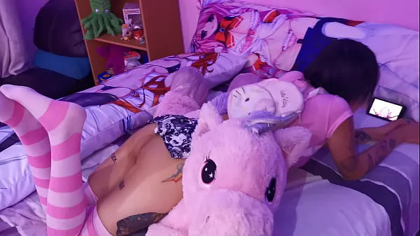 XXX I found watching hentai on her cell phone ống ấm áp