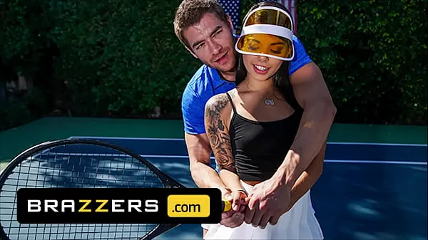 XXX Xander Corvus) Massages (Gina Valentinas) Foot To Ease Her Pain They End Up Fucking - Brazzers tubo caliente