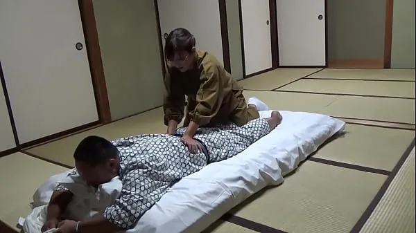 XXX Seducing a Waitress Who Came to Lay Out a Futon at a Hot Spring Inn and Had Sex With Her! The Whole Thing Was Secretly Caught on Camera in the Room warm Tube