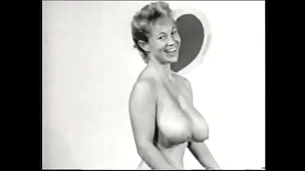 XXX Nude model with a gorgeous figure takes part in a porn photo shoot of the 50s Tabung hangat