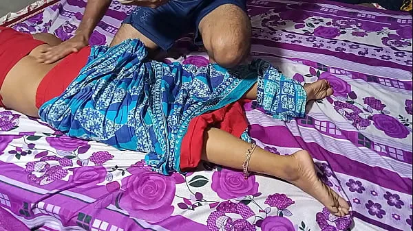 XXX La mamá de un amigo se folla el coño con el pretexto de un masaje de espalda - Sexo XXX en hindi tubo caliente