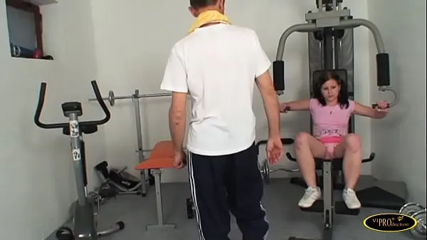 XXX The girl does gymnastics in the room and the dirty old man shows him his cock and fucks her # 1 θερμός σωλήνας
