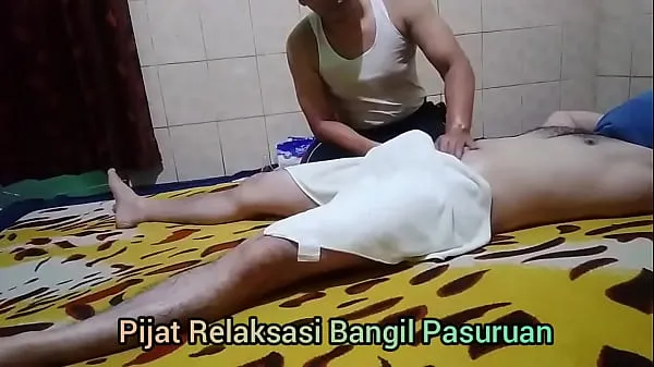 XXXStraight man gets hard during Thai massage暖管