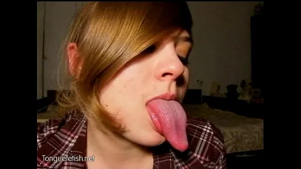 XXX Nastya's long tongue tease varmt rør