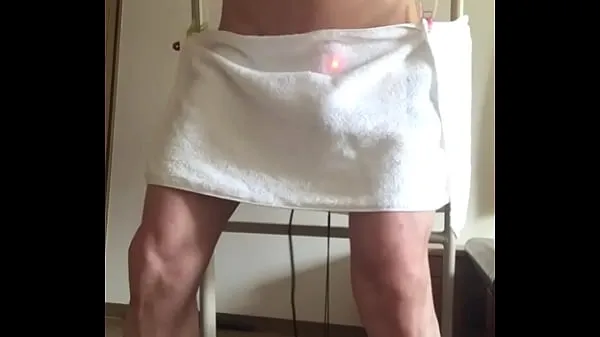 XXX The penis hidden with a towel comes off when it moves and is exposed. I endure it, but a powerful vibrator explodes and eventually the towel falls. Ejaculate in 1 minute of premature ejaculation varmt rør