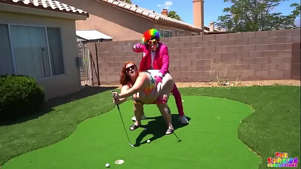XXXJulie Ginger beat Gibby The Clown in a game of mini golf and this happened暖管