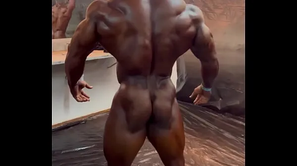 XXX Stripped male bodybuilder Tabung hangat