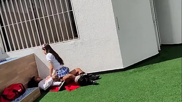 XXX Jóvenes colegiales follan en la terraza del colegio y son captados por una cámara de seguridad 따뜻한 튜브