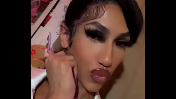 XXX Sexy Young Transgender Teen With Glossy Makeup Being a Crossdresser varmt rør